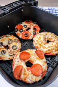 🍕 Easy Air Fryer Bagel Pizzas – Ready in Just 6 Minutes!